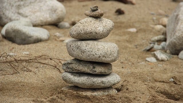 Des pierres et du sable, à l'origine de la géomancie et son art divinatoire.
