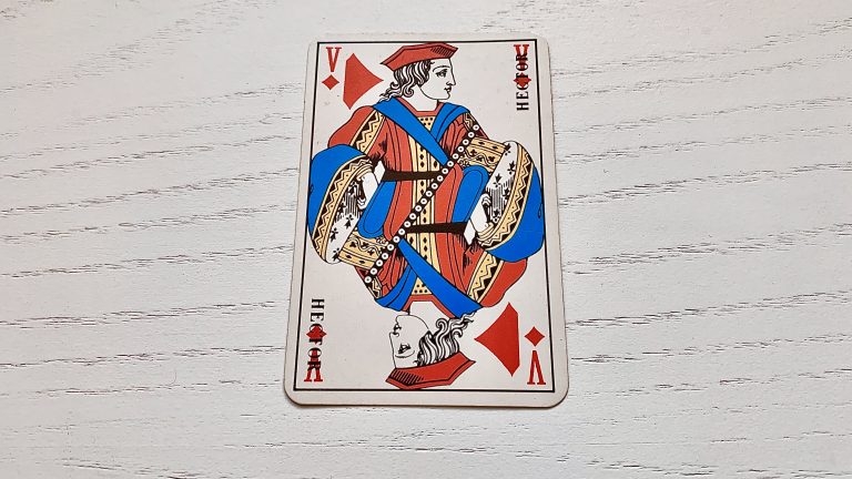 Illustration du Valet de Carreau du jeu de 32 cartes sur fond sombre.