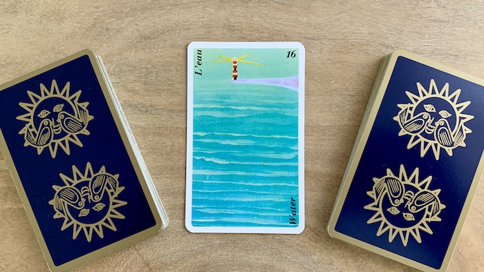 Carte Eau de l'Horoscope Belline avec une mer turquoise, un nageur et un phare.