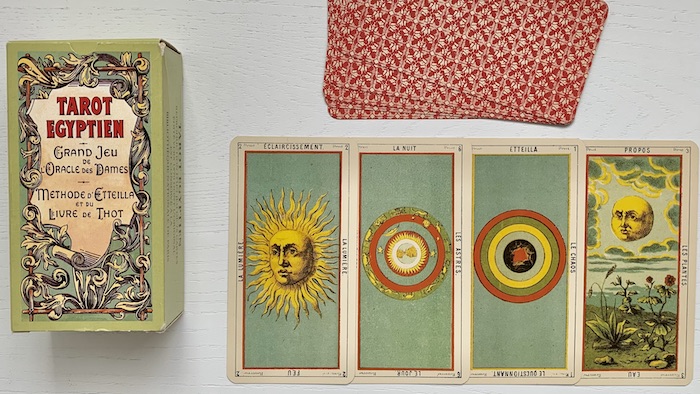 Boîte du Tarot Égyptien Grand Jeu de l'Oracle des Dames avec quatre cartes : La Lumière, Les Astres, Le Chaos et Les Plantes