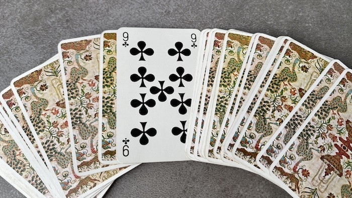 Gros plan sur le 9 de Trèfle extrait d'un jeu de 32 cartes de piquet.