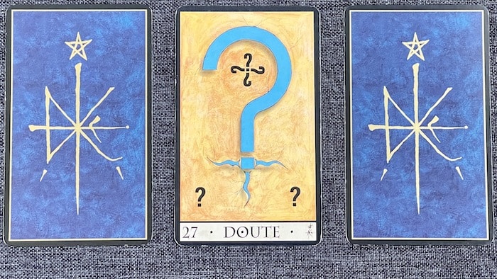 La carte n°27, Doute Oracle Triade, révélée dans un tirage à 3 cartes.