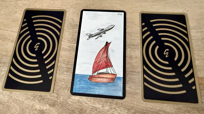 Un bateau survolé par un avion, illustration de la carte 10 de l'Oracle Gé : Le Bateau.