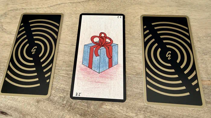 Un paquet cadeau, illustration de la carte 28 de l'Oracle Gé : Le Cadeau.