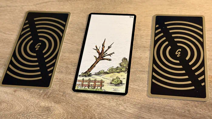 Un arbre dans un champ avec une haie, illustration de la carte 54 de l'Oracle Gé : La Campagne.