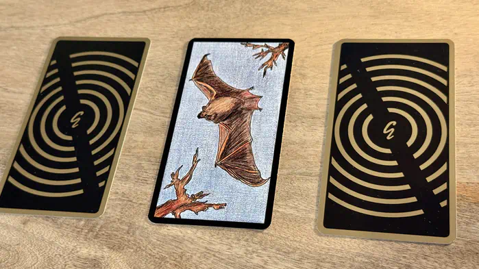 Une chauve-souris en plein vol, illustration de la carte 59 de l'Oracle Gé : La Chauve-souris.
