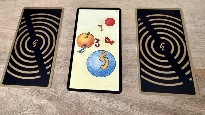 Trois sphères et cinq chiffres, illustration de la carte 7 de l'Oracle Gé : Les Chiffres.