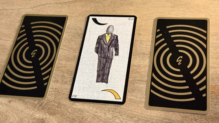 Un homme vêtu de gris foncé avec une chemise jaune, illustration de la carte 50 de l'Oracle Gé : Le Consultant.