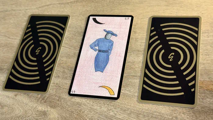 Une femme vêtue de bleu, illustration de la carte 47 de l'Oracle Gé : La Femme.