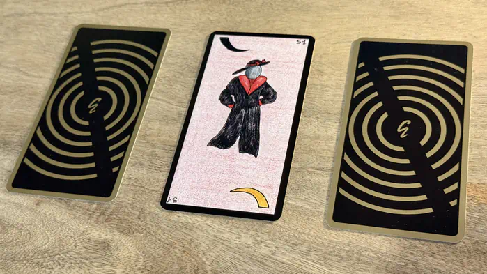 Une femme vêtue d'un manteau noir, illustration de la carte 51 de l'Oracle Gé : La Femme Âgée.