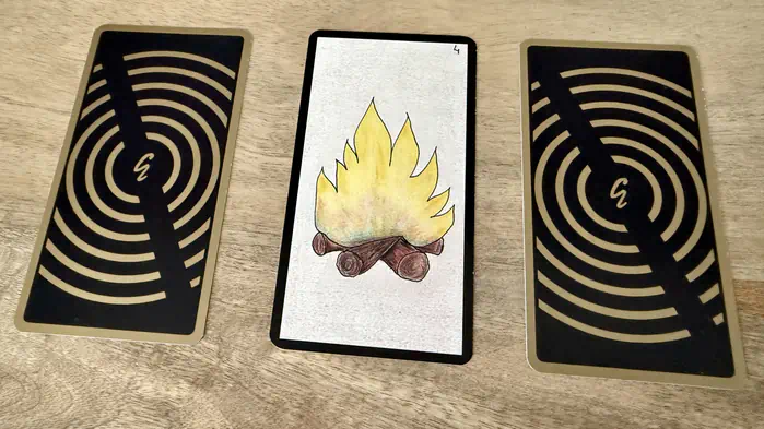 Un feu de bois très vif, illustration de la carte 4 de l'Oracle Gé : Le Feu.