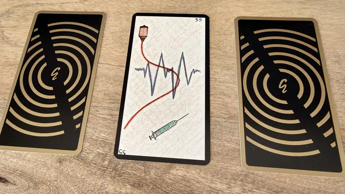 Un tracé d'électrocardiogramme et une seringue, illustration de la carte 35 de l'Oracle Gé : L'Hôpital.
