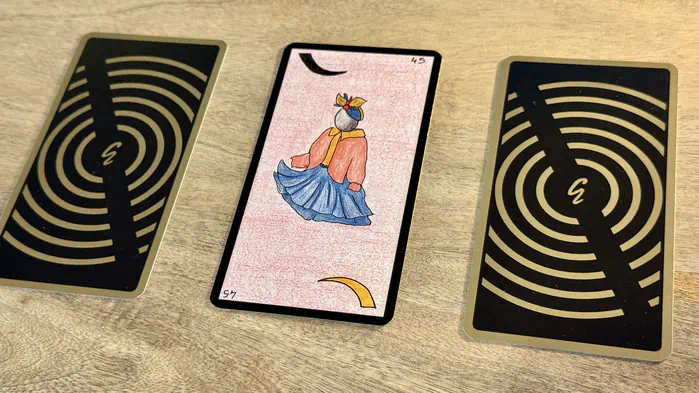 Une jeune fille en jupe bleue et veste rose, illustration de la carte 45 de l'Oracle Gé : La Jeune Fille.