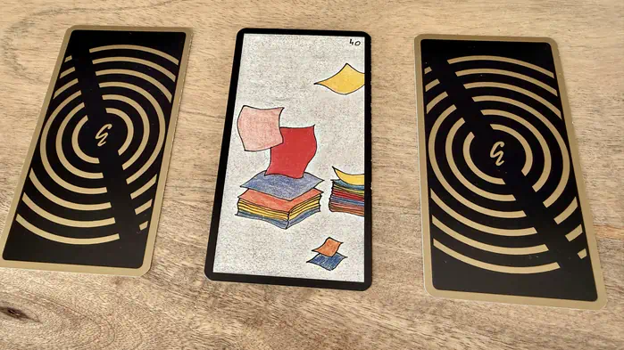 Une pile de papiers de couleurs, illustration de la carte 40 de l'Oracle Gé : Les Papiers.