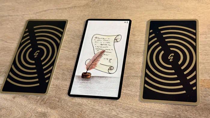 Un parchemin, un encrier et une plume, illustration de la carte 61 de l'Oracle Gé : Le Parchemin.