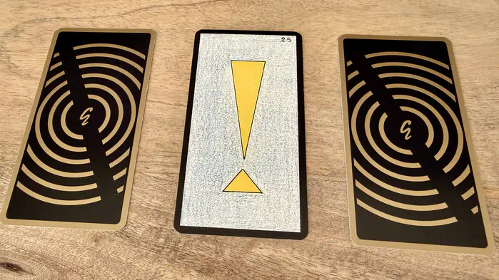 Un point d'exclamation formé de deux triangles, illustration de la carte 25 de l'Oracle Gé : Le Point d'Exclamation.