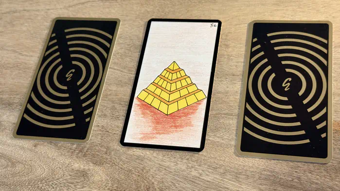 Une pyramide, illustration de la carte 56 de l'Oracle Gé : La Pyramide.