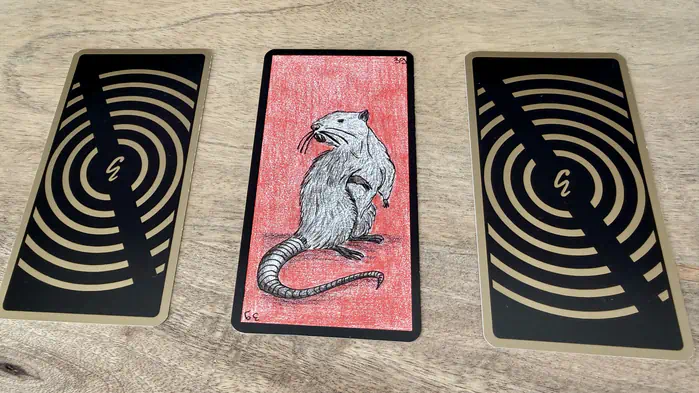 Un rat assis, illustration de la carte 39 de l'Oracle Gé : Le Rat.