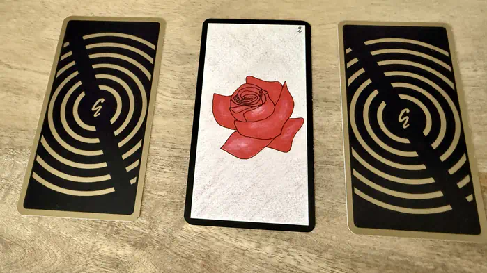 Une rose éclose rouge, illustration de la carte 2 de l'Oracle Gé : La Rose.