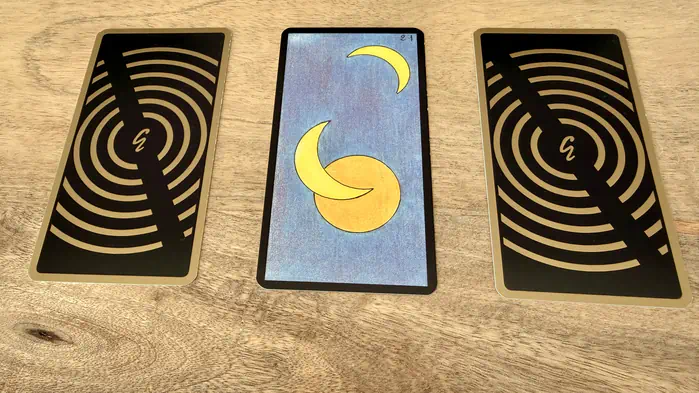 Trois lunes en phases différentes, illustration de la carte 21 de l'Oracle Gé : Les Trois Lunes.